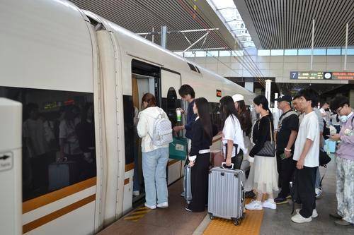 国庆嗨翻，共接待游客1614.2万人次，“新郑州”年轻力MAX