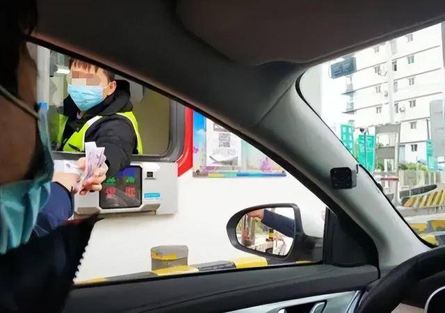 回顾高速工作人员拒收人民币司机讨说法遭怼，收费员：别找不自在