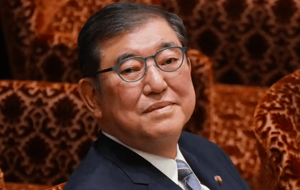 没拿下日本，美财长又对华发出邀请，中方更换谈判代表，信号不寻常