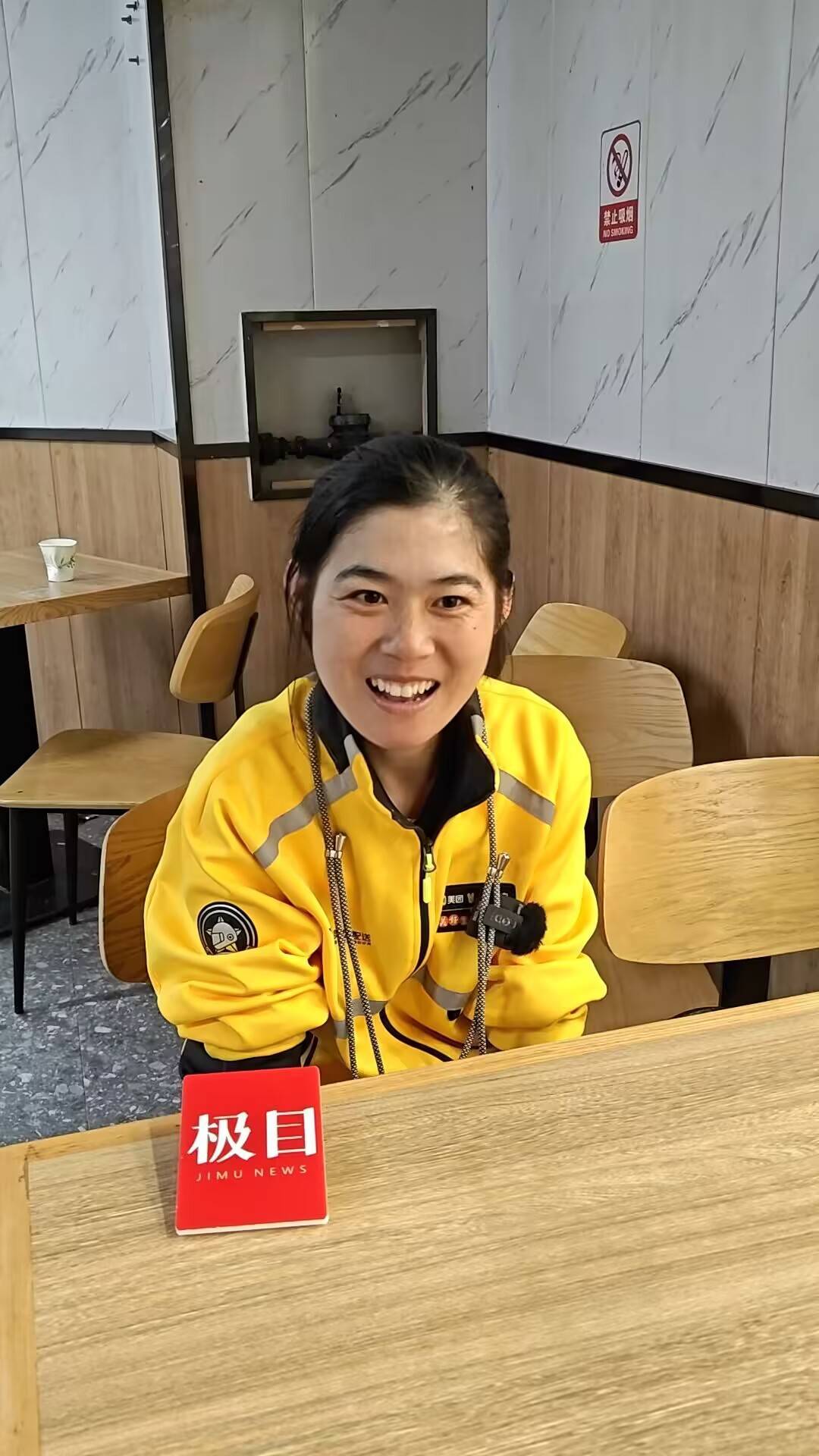杭州一脑瘫女生送外卖7年摔坏6辆车，平台为脑瘫女骑手差评订单免责