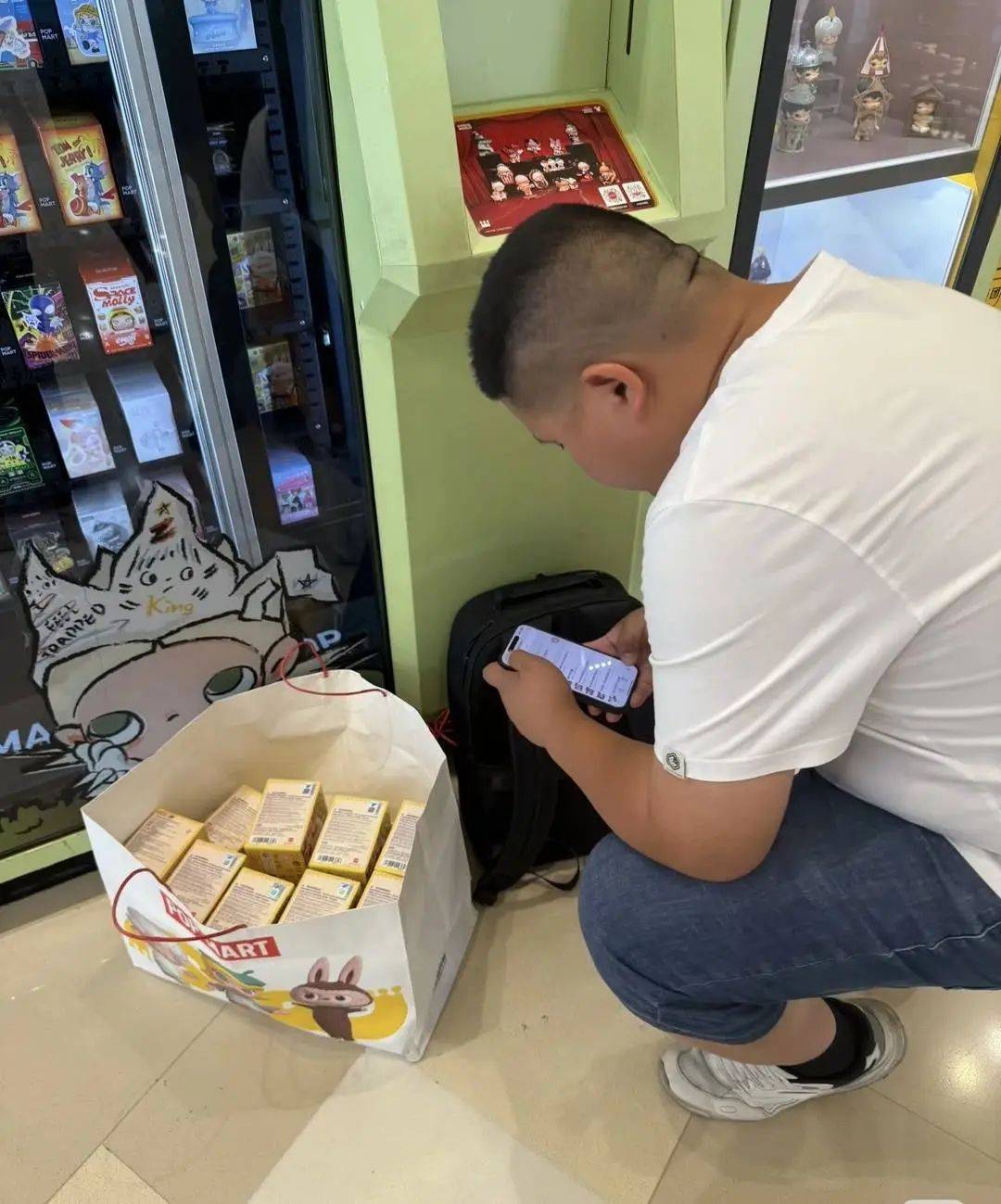 溢价超30倍，有人一周赚37万！外挂软件让普通人“无货可买”