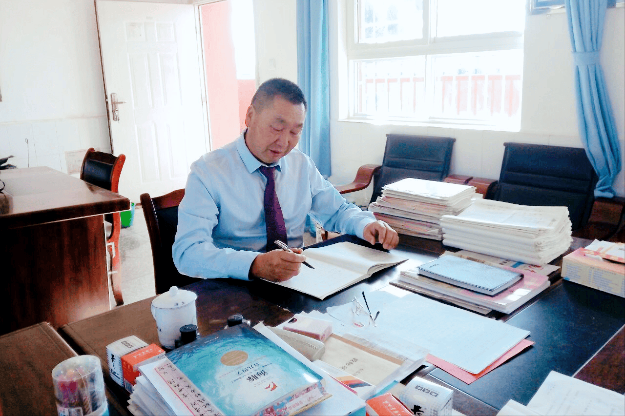 王存金丨三尺讲台染霜雪 一生耕耘化春风