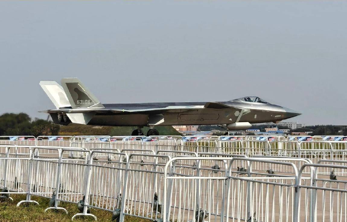 第300架歼-20震撼登场,数量超F-22两倍!网友表示:还远远不够!