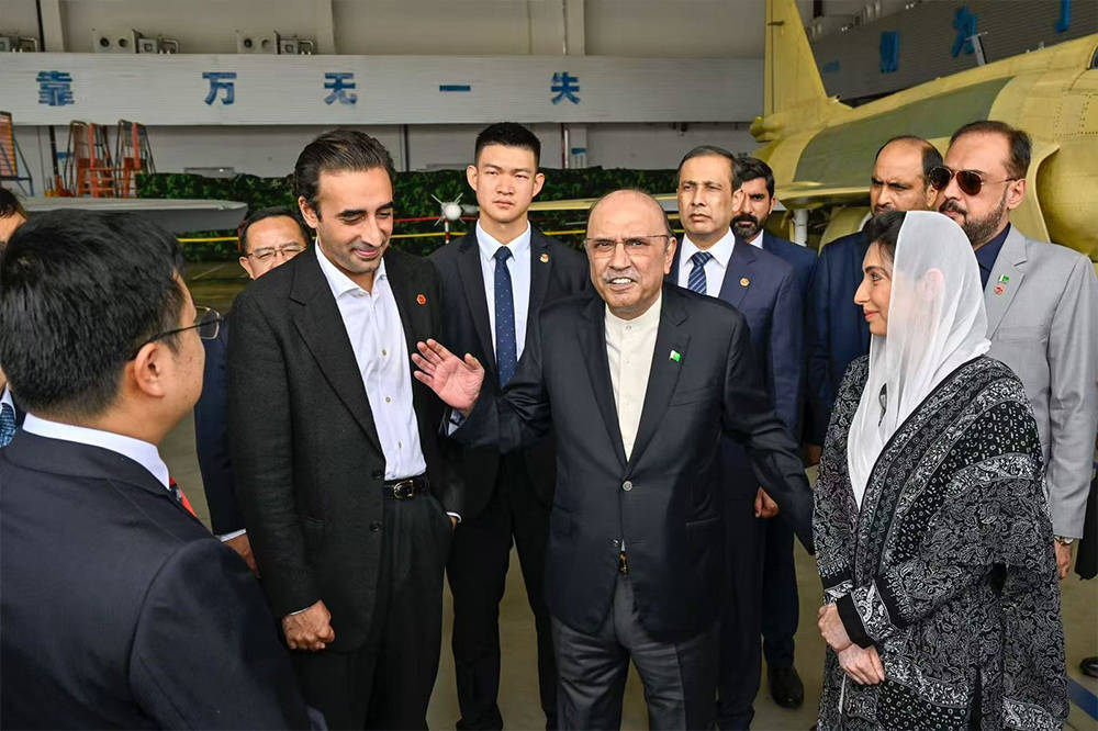 巴基斯坦总统访问成飞,登上歼-10竖起大拇指