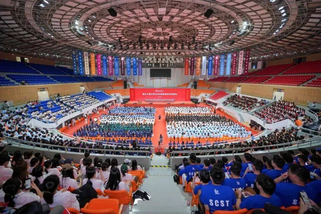 校长开学讲话:少刷小红书!避雷......