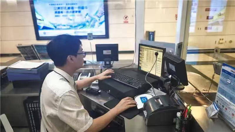 一根牙签“抢”回25万元!一老年乘客手机被“黑”,地铁值班站长紧急取卡