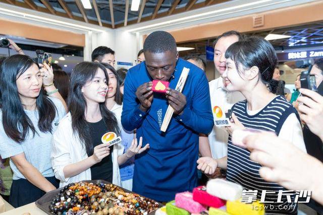 “无语哥”空降长沙:体验辣椒咖啡,惊叹AI中医 | 组图