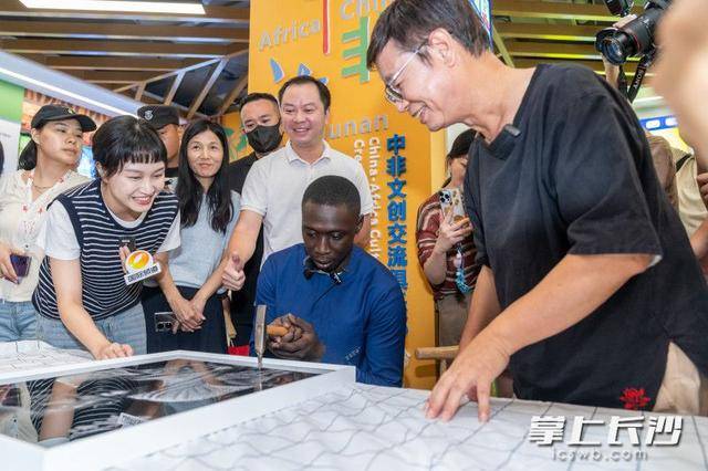 “无语哥”空降长沙:体验辣椒咖啡,惊叹AI中医 | 组图