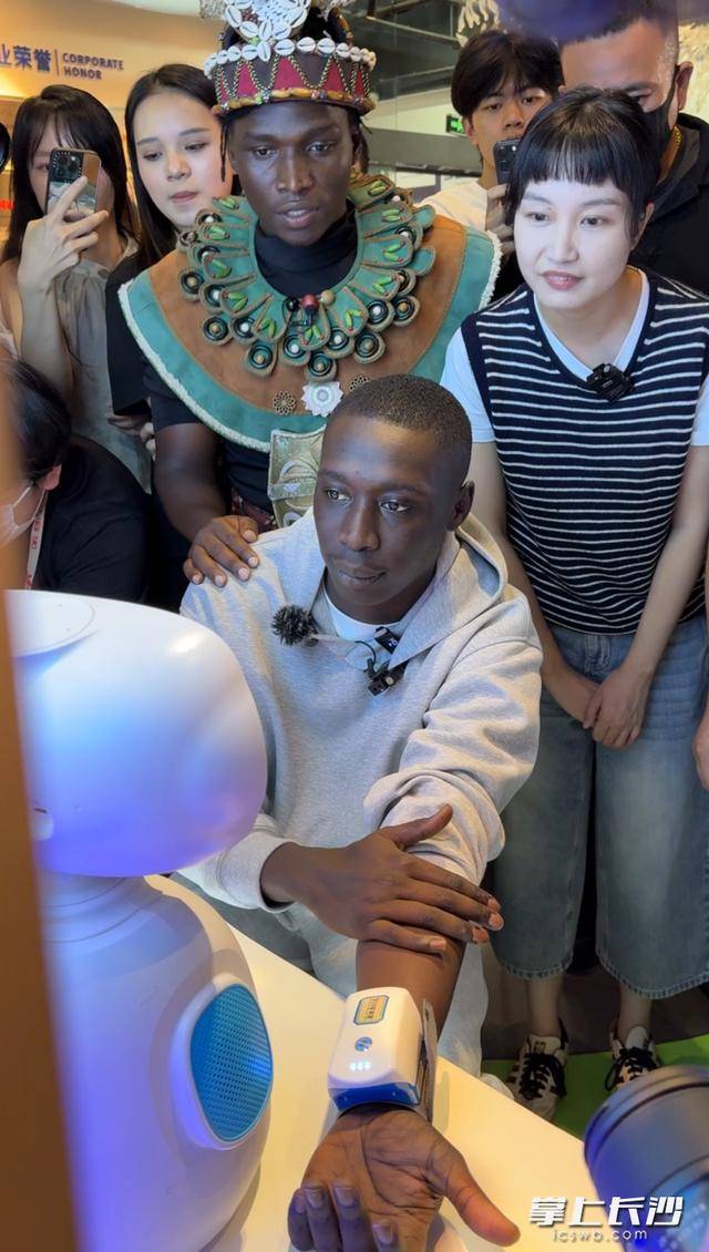 “无语哥”空降长沙:体验辣椒咖啡,惊叹AI中医 | 组图