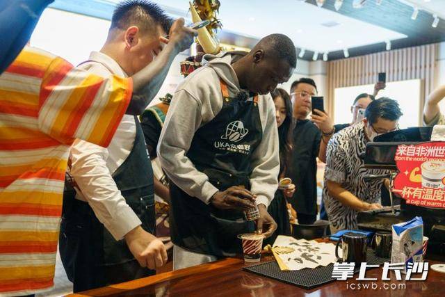 “无语哥”空降长沙:体验辣椒咖啡,惊叹AI中医 | 组图