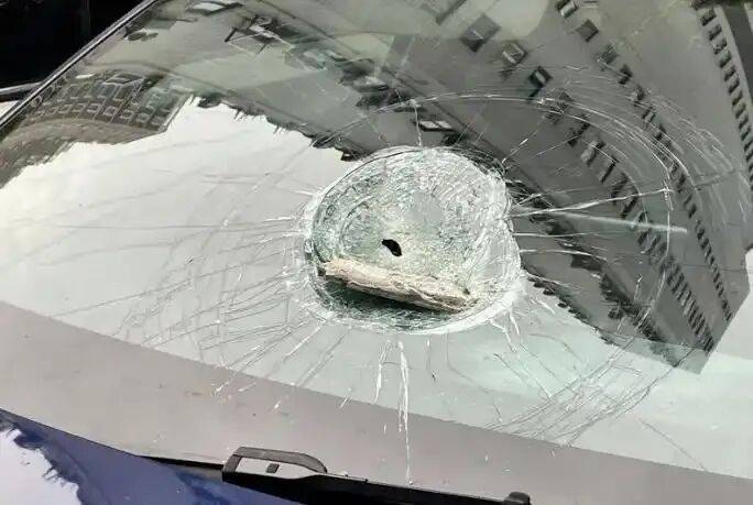 小区32楼外墙瓷砖脱落砸9车致凹陷，居民反映情况，物业回应将交由保险公司核定处理