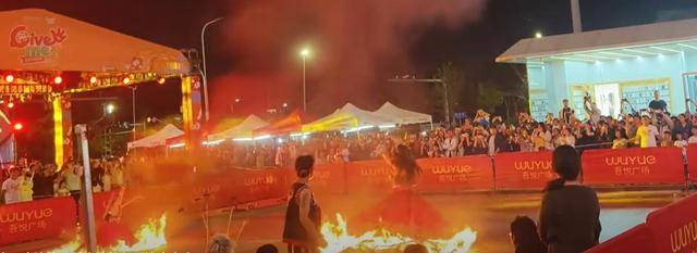 云南昆明商场表演“火裙舞”，一名女演员裙子引燃被烧伤