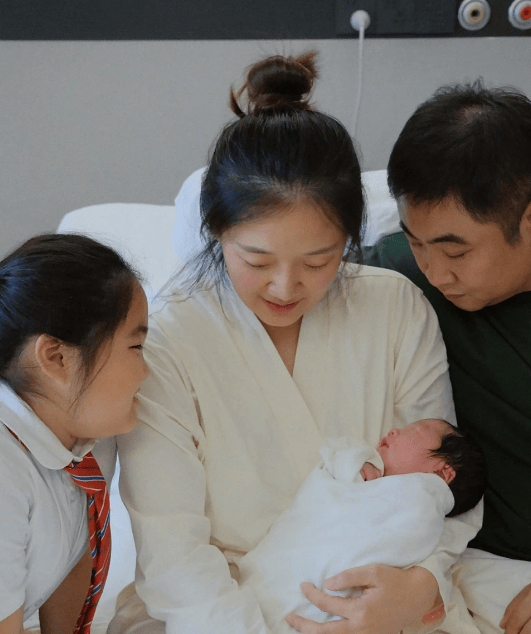 哈尔滨籍男演员三胎儿子出生,妻子晒全家福透露生产细节