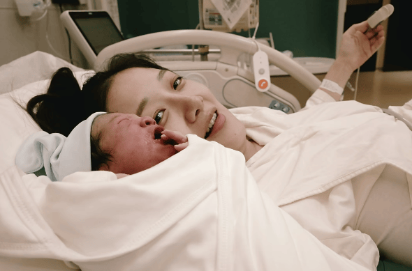 哈尔滨籍男演员三胎儿子出生,妻子晒全家福透露生产细节