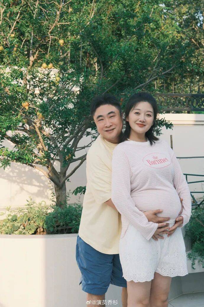 哈尔滨籍男演员三胎儿子出生,妻子晒全家福透露生产细节