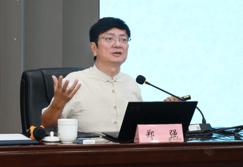 “网红教授”郑强在海南谈地方高校跨越式发展:结构重组与调整是首选路径