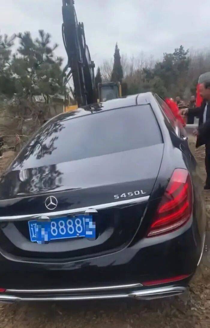 一车牌号带8888的奔驰S450L疑似作为陪葬品下葬,官方通报