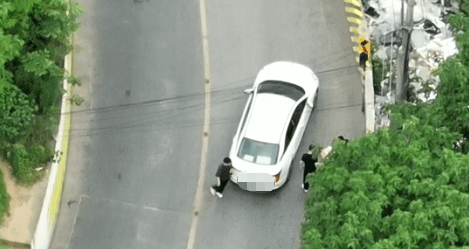 杭州女子取12万元现金独自进入山林，悄悄塞入路边树丛，警方无人机全程追踪定位，第一时间抓获取钱嫌疑人