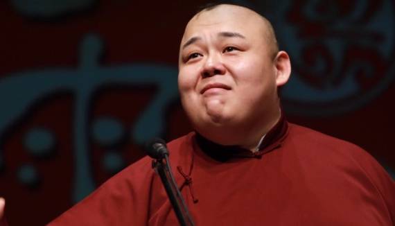 疑因力挺曹云金，德云社撤去相声演员杨鹤通多项职务；其拜郭德纲为师17年