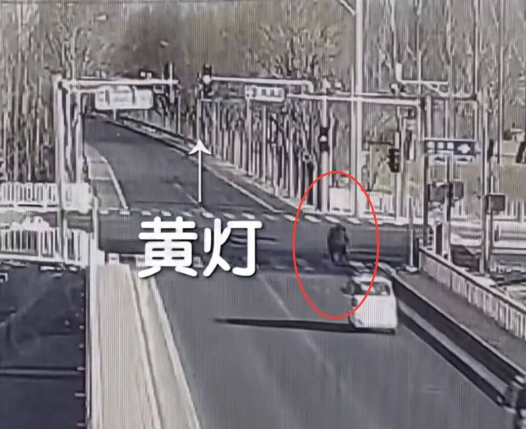 北京街头，一汽车与电动自行车猛烈相撞！事故双方都称是“绿灯”，警方还原真相……