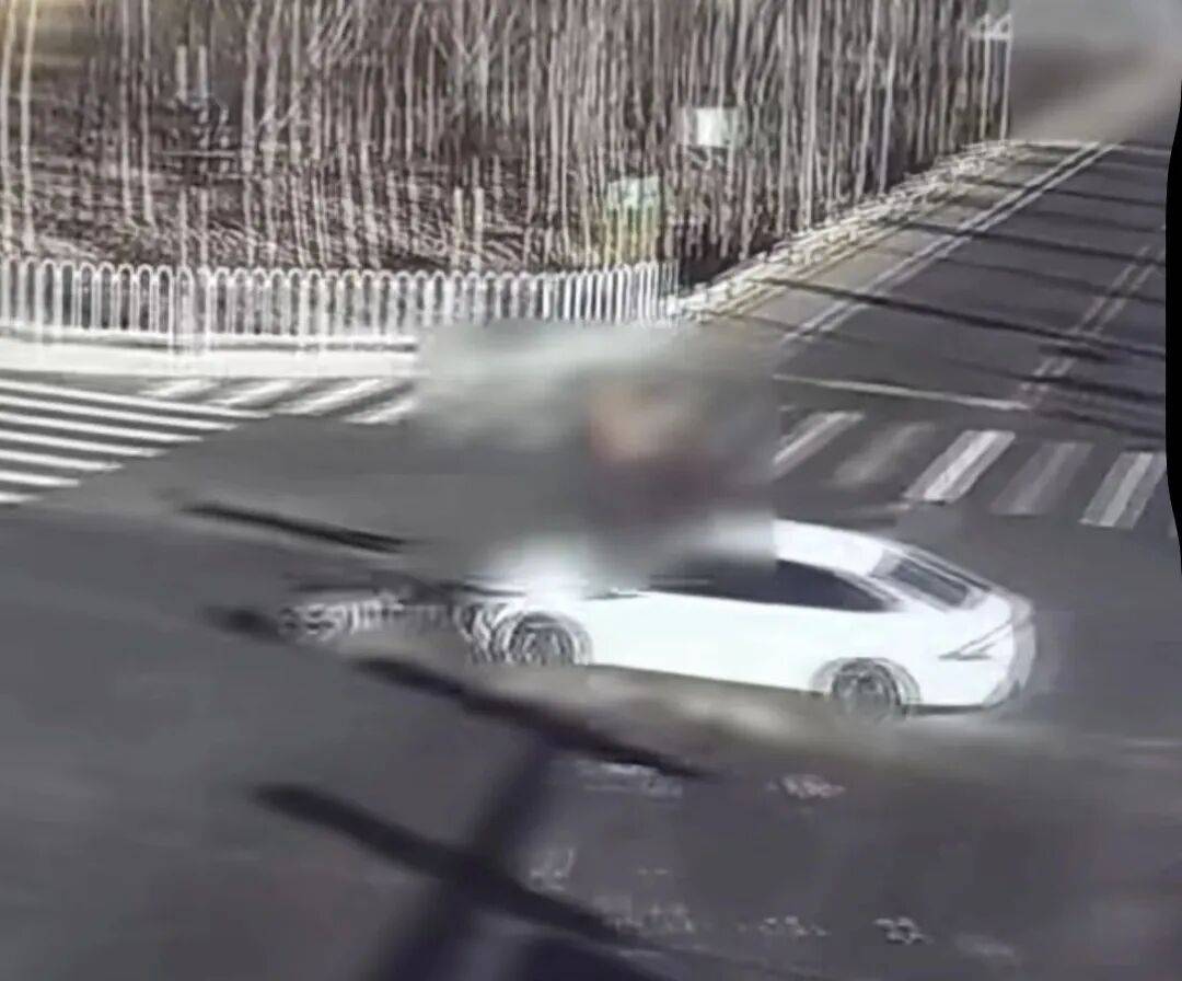 北京街头，一汽车与电动自行车猛烈相撞！事故双方都称是“绿灯”，警方还原真相……