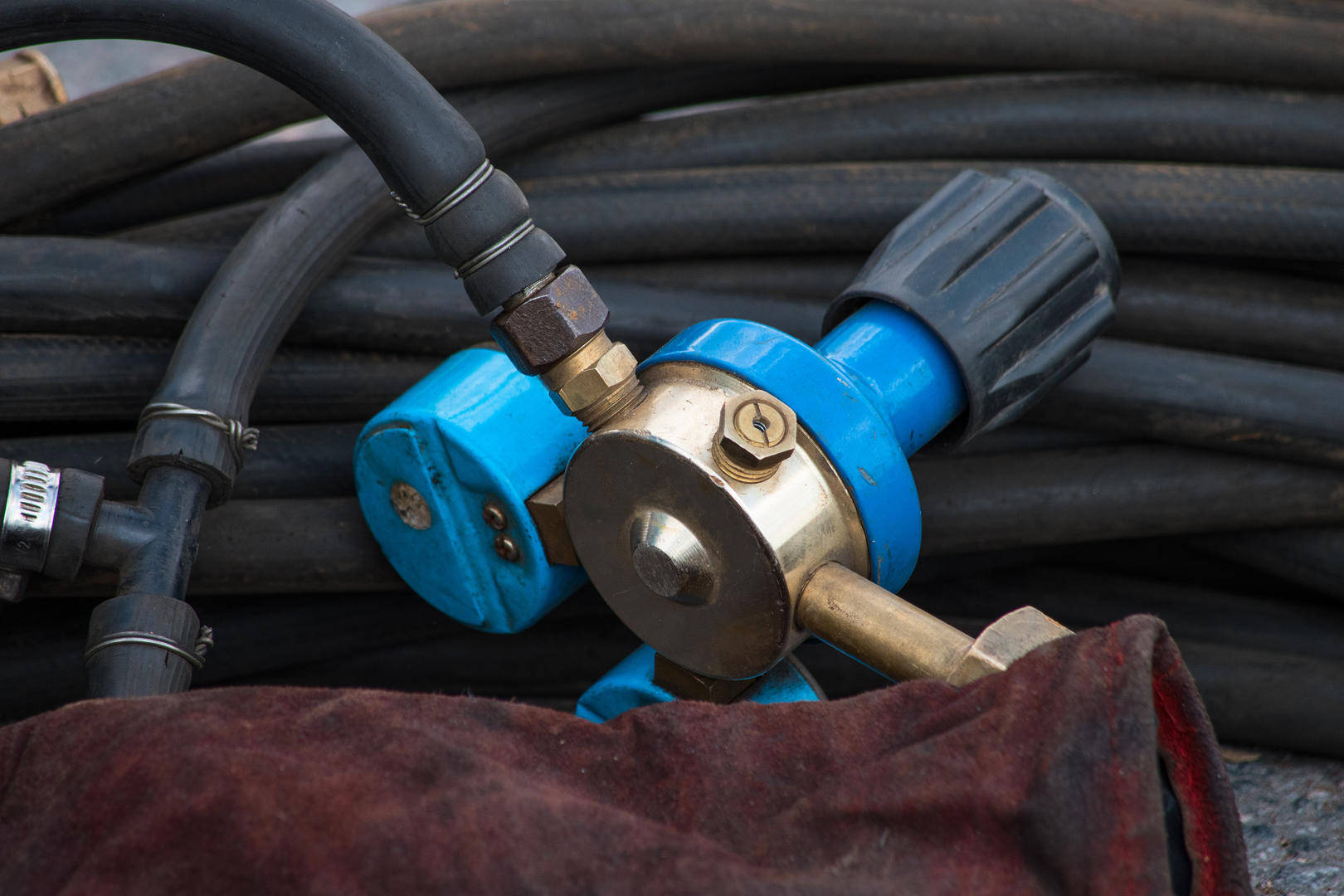 开玩笑时男子被同事用高压气管喷成重伤 同事犯过失致人重伤罪一审被判7个月